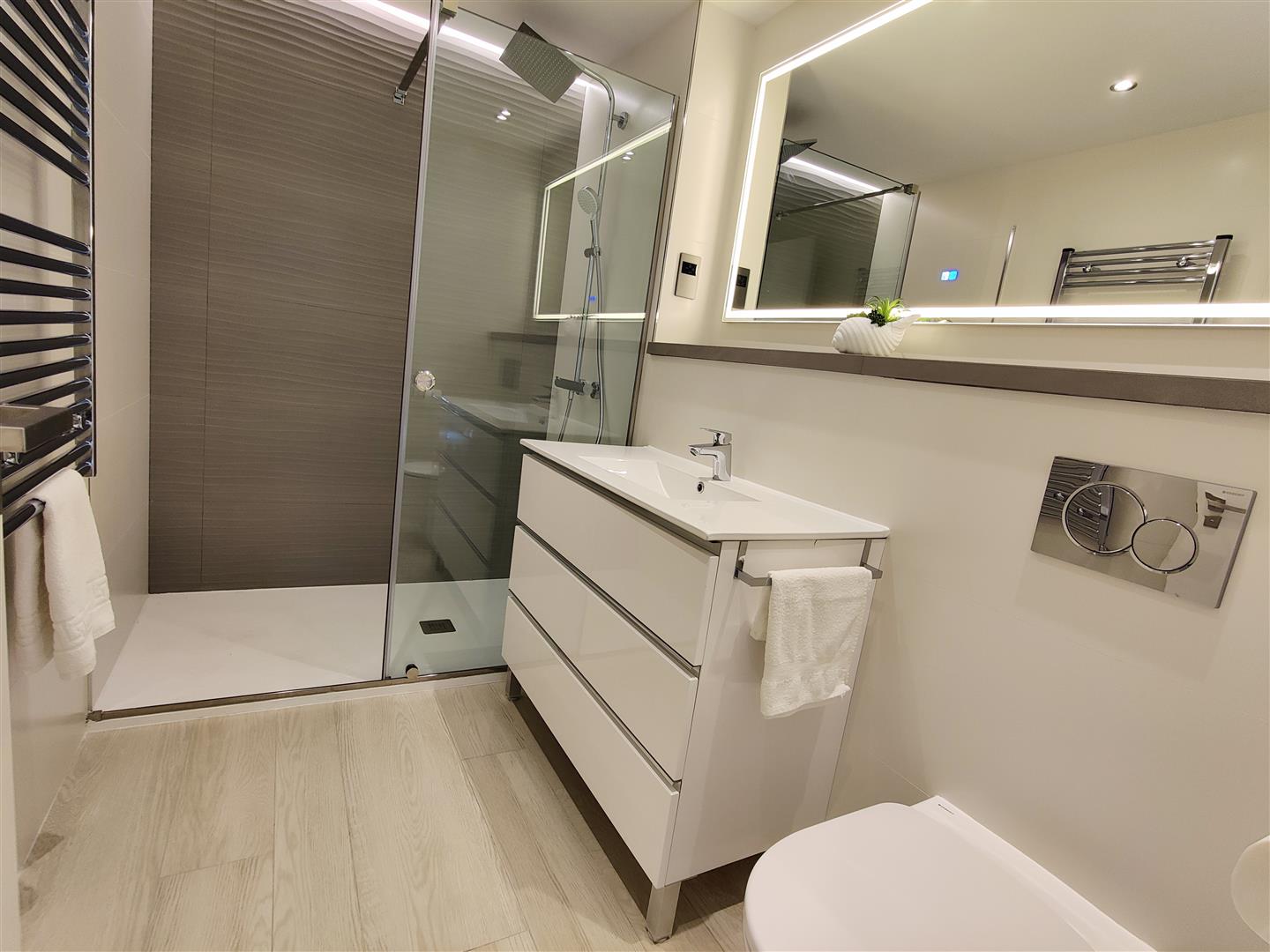 Image of Apartment - 2 Bedrooms - 2 Bathrooms for Sale in Marina Club-Gibraltar, Image 8